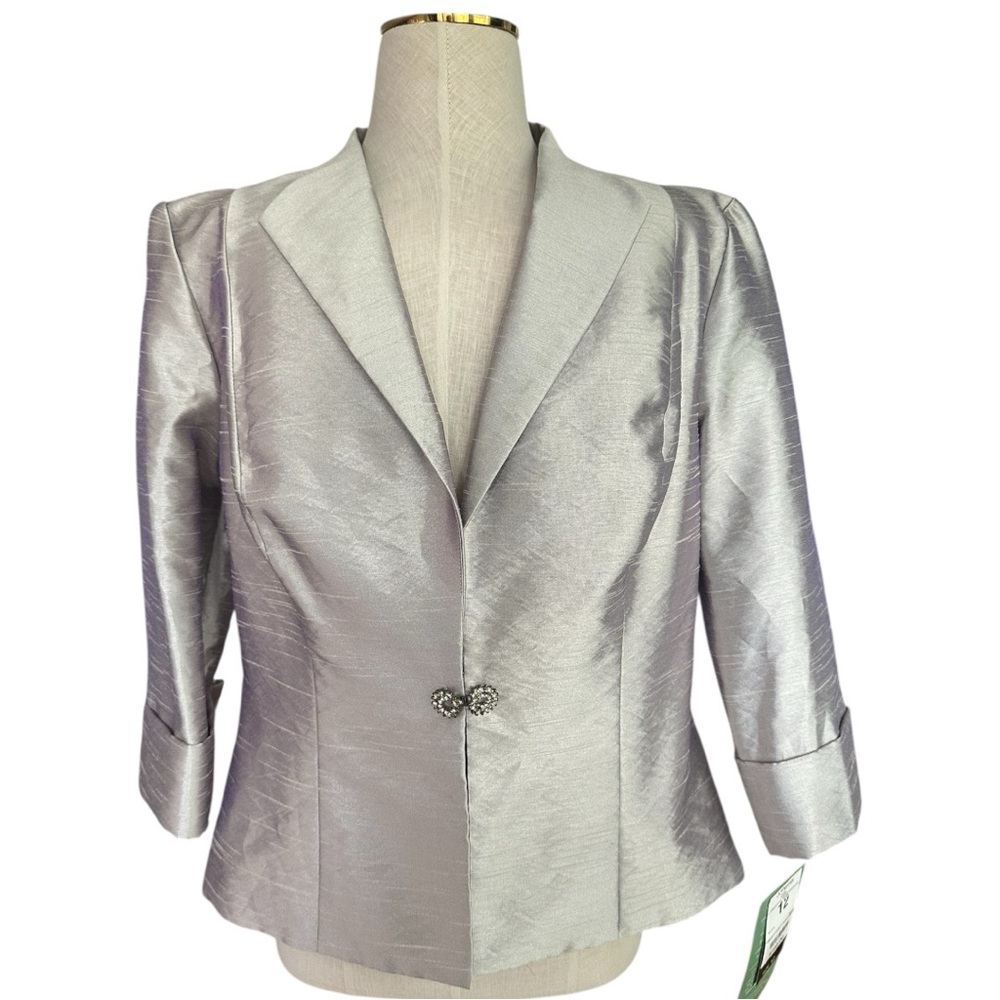 NWT Cachet Vintage Women’s Shimmering Silver Blazer Embellished Closure Size 12